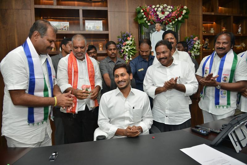 శాసనసభ్యునిగా ప్రమాణం చేసిన వైఎస్ జగన్ (ఫోటోలు)