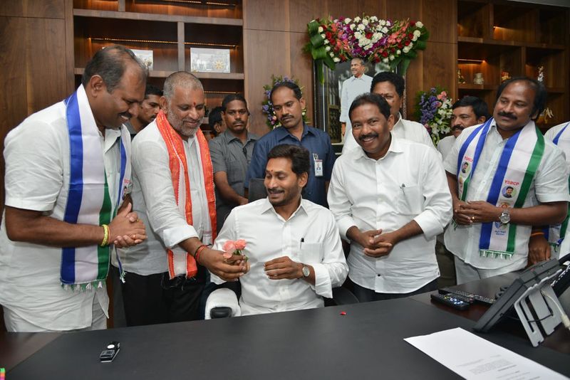 శాసనసభ్యునిగా ప్రమాణం చేసిన వైఎస్ జగన్ (ఫోటోలు)