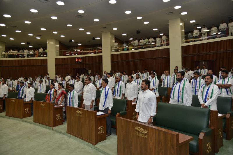 శాసనసభ్యునిగా ప్రమాణం చేసిన వైఎస్ జగన్ (ఫోటోలు)