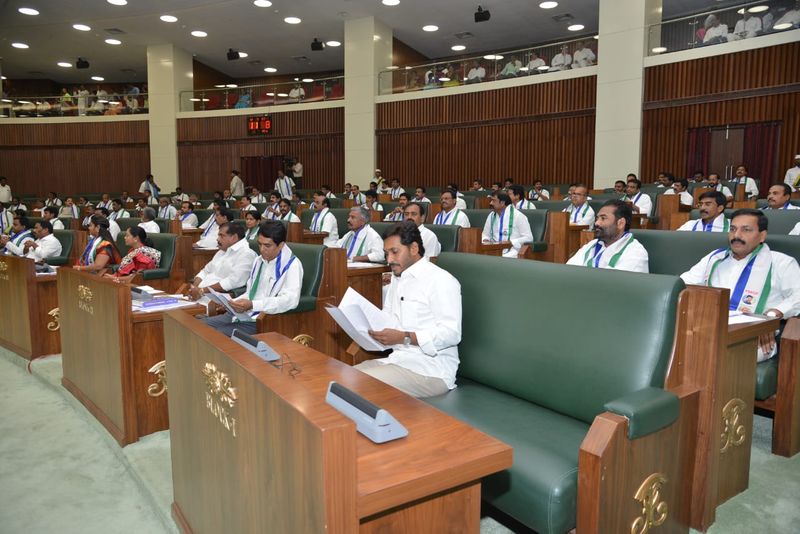 శాసనసభ్యునిగా ప్రమాణం చేసిన వైఎస్ జగన్ (ఫోటోలు)
