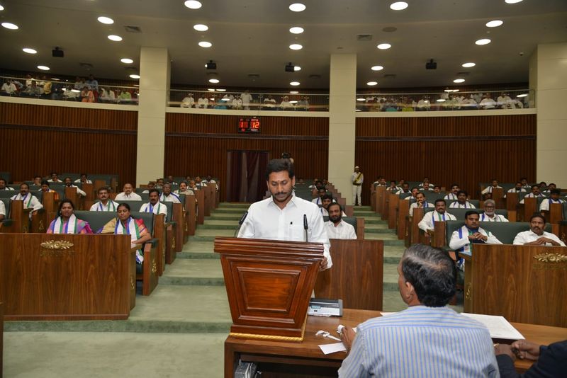 శాసనసభ్యునిగా ప్రమాణం చేసిన వైఎస్ జగన్ (ఫోటోలు)