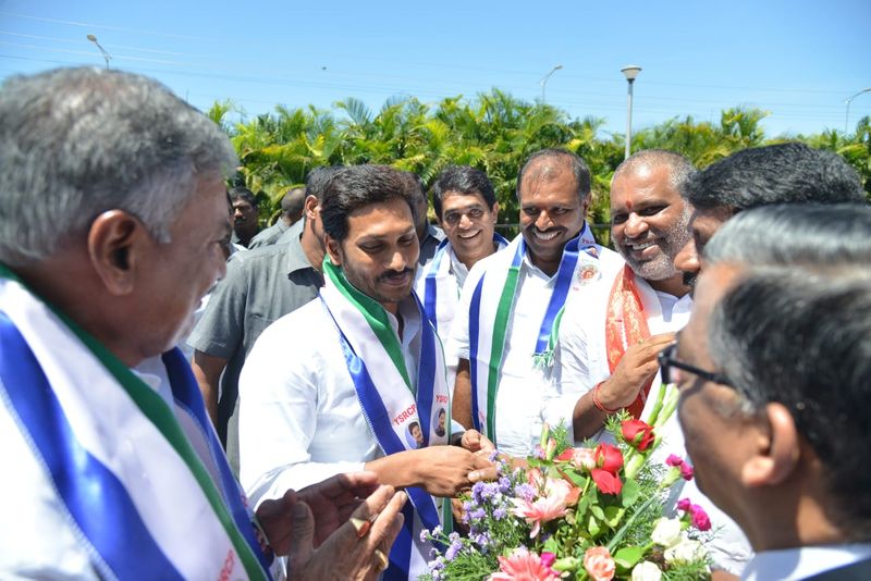 శాసనసభ్యునిగా ప్రమాణం చేసిన వైఎస్ జగన్ (ఫోటోలు)