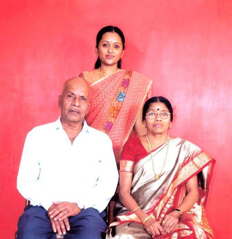 తన తల్లి విమల, తండ్రి పి.ఎన్.కుట్టిలతో సుమ