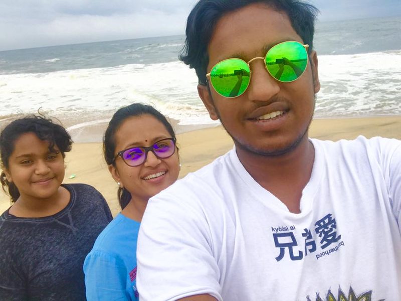 కొడుకు రోషన్, కూతురు మనశ్వినిలతో బీచ్ లో సరదాగా తీసుకున్న ఫోటో