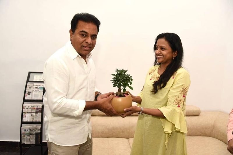 టీఆర్ఎస్ పార్టీ వర్కింగ్ ప్రెసిడెంట్ కేటీఆర్ ని కలిసి సందర్భంలో తీసిన ఫోటో