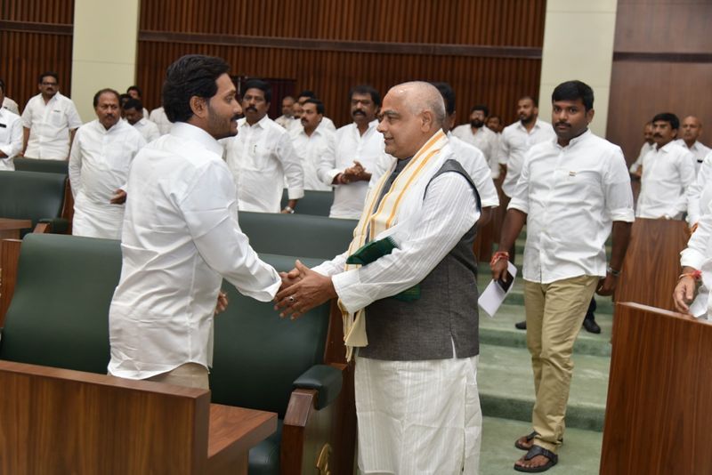 స్పీకర్ కు జగన్ ఆలింగనం