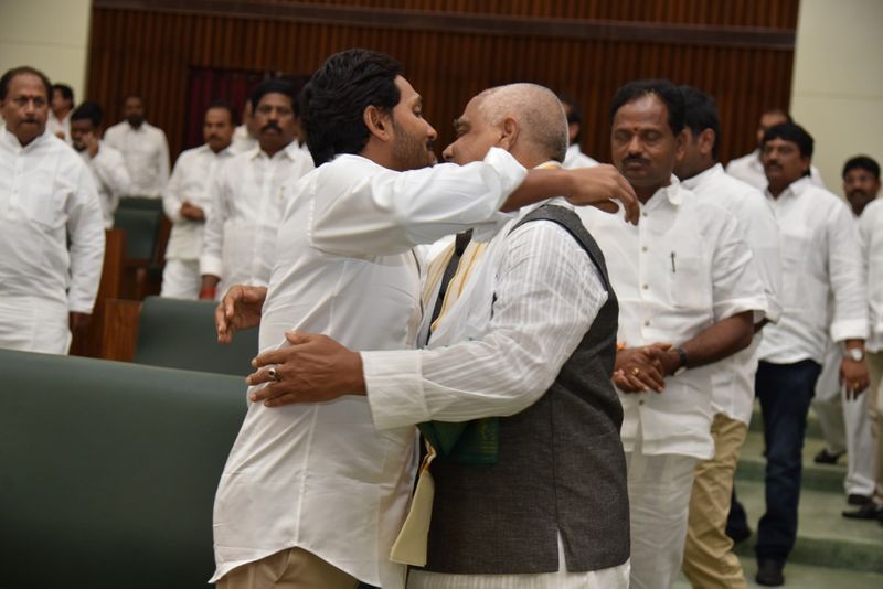 స్పీకర్ కు జగన్ ఆలింగనం