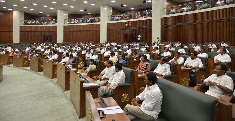 స్పీకర్ కు జగన్ ఆలింగనం