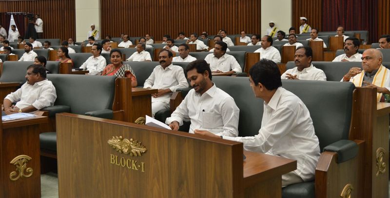 స్పీకర్ కు జగన్ ఆలింగనం