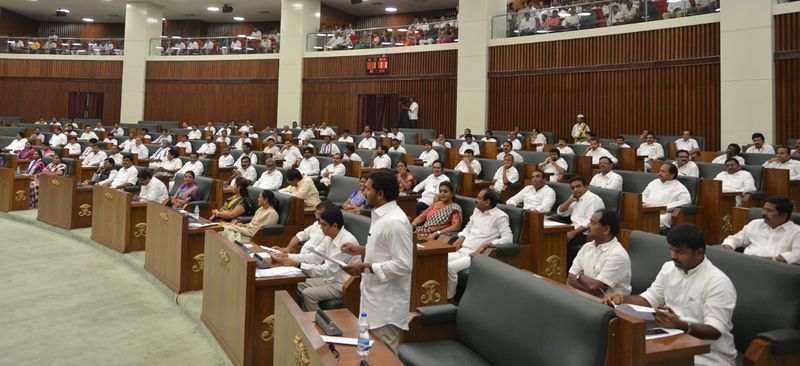 స్పీకర్ కు జగన్ ఆలింగనం