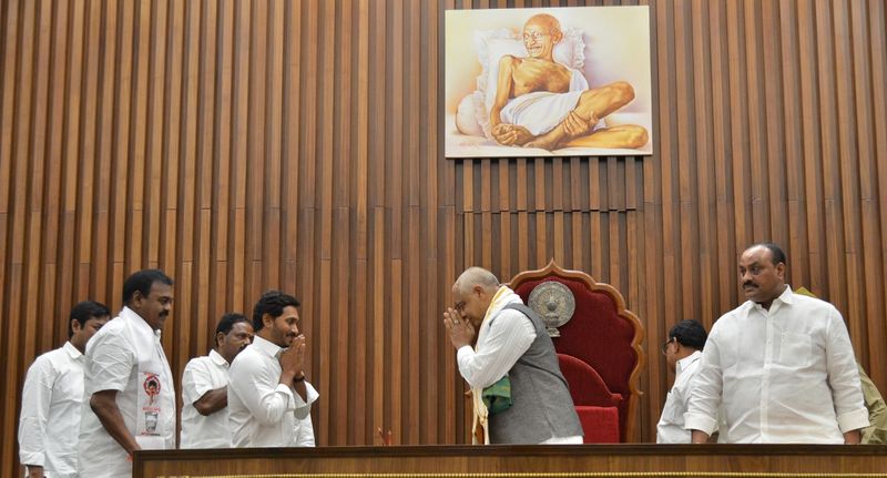 స్పీకర్ కు జగన్ ఆలింగనం