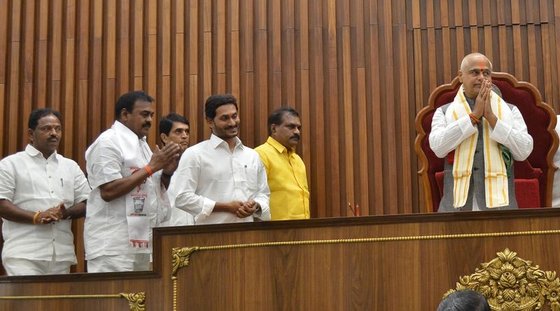 స్పీకర్ కు జగన్ ఆలింగనం