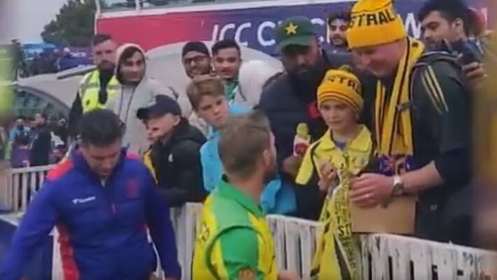 world cup 2019: David Warner gifted his Man of the Match award to a young fan world cup 2019: David Warner gifted his Man of the Match award to a young fan
