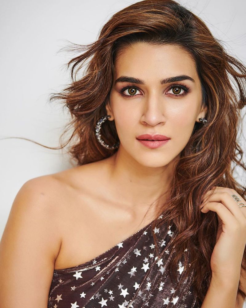 (Courtesy: Instagram)కృతి సనన్ సూపర్ స్టార్ మహేష్ నటించిన 1 నేనొక్కడినే చిత్రంతో హీరోయిన్ గా పరిచయమైంది. ఆ చిత్రంలో కృతి సనన్ గ్లామర్, నటనకు మంచి రెస్పాన్స్ వచ్చింది. కానీ సినిమా విజయం సాధించలేదు.