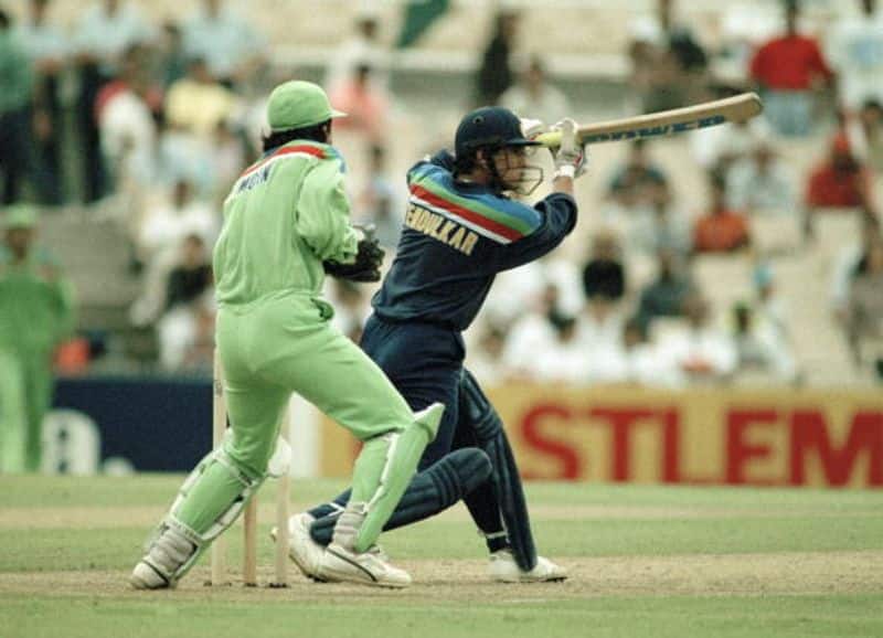 चार मार्च, 1992 को सिडनी क्रिकेट ग्राउंड में खेले गए विश्वकप मुकाबले में पाकिस्तान के खिलाफ बल्लेबाजी करते सचिन तेंदुलकर। पीछे नजर आ रहे हैं पाकिस्तान के विकेटकीपर मोइन खान। तेंदुलकर ने इस मैच में 54 रन की पारी खेली और भारत ने 43 रन से यह मुकाबला जीता।