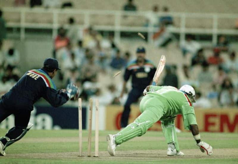 1992 के विश्वकप मुकाबले में मियांदाद मोरे द्वारा की गई स्टंपिंग में आउट होने से बच गए थे।