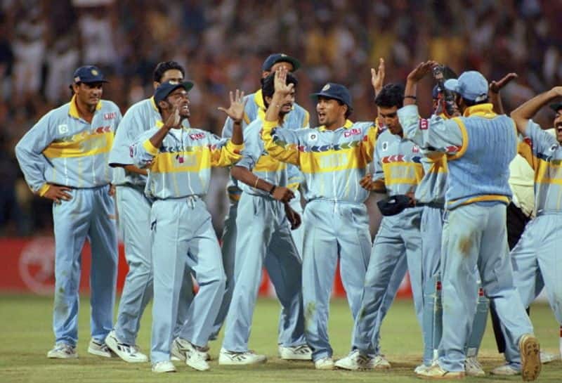 1996 के विश्वकप मैंच में जावेद मियांदाद के रन आउट होने के जश्न मनाते भारतीय खिलाड़ी।