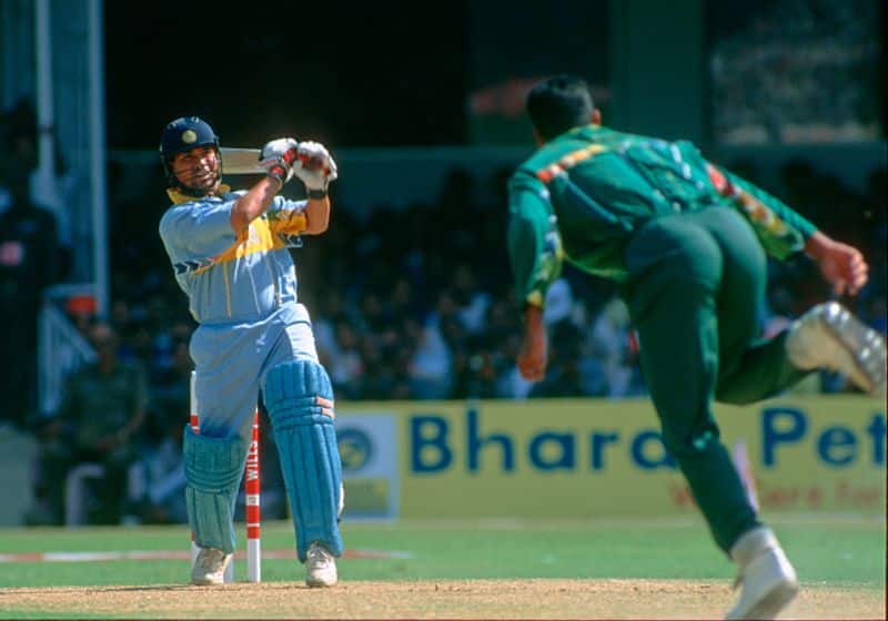1996 के वर्ल्डकप मैच में पाकिस्तान के खिलाफ बल्लेबाजी करते सचिन तेंदुलकर। इस मैच में उन्होंने 31 रन बनाए थे।
