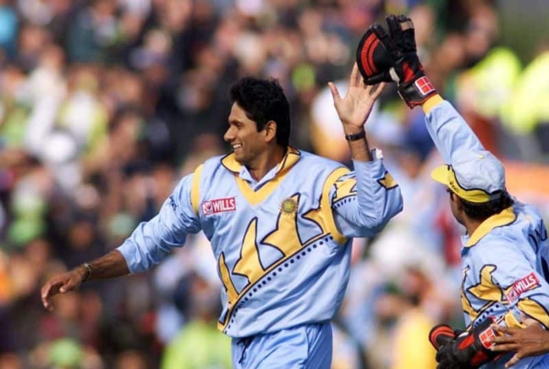 1999 के वर्ल्डकप के सुपर सिक्स मुकाबले में पाकिस्तान के बल्लेबाज मोइन खान को आउट करने पर तेज गेंदबाज वेंकटेश प्रसाद को बधाई देते विकेटकीपर नयन मोंगिया।