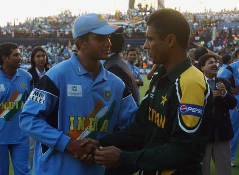 2003 के विश्वकप मैच के बाद पाकिस्तान के कप्तान वकार यूनुस से हाथ मिलाते भारतीय कप्तान सौरव गांगुली।
