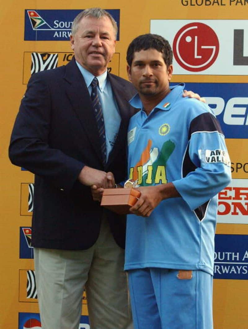 2003 के वर्ल्ड कप में भारत और पाकिस्तान के बीच खेले गए मुकाबले के बाद सचिन तेंदुलकर को मैन ऑफ दे मैच का खिताब देते माइक प्रोक्टर। सचिन ने इस मुकाबले में 75 गेंदों पर 98 रन की शानदार पारी खेली थी।