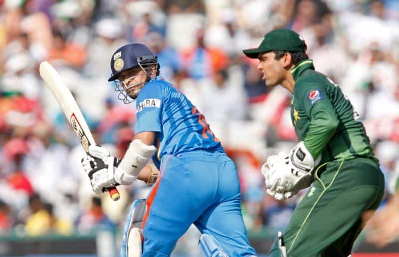 30 मार्च, 2011 को मोहाली में भारत और पाकिस्तान के बीच खेले गए सेमीफाइनल मुकाबले के दौरान बल्लेबाजी करते सचिन तेंदुलकर। सचिन ने 85 रन की पारी खेली थी। भारत ने 29 रन से यह मुकाबला जीता और फाइनल में जगह बनाई।