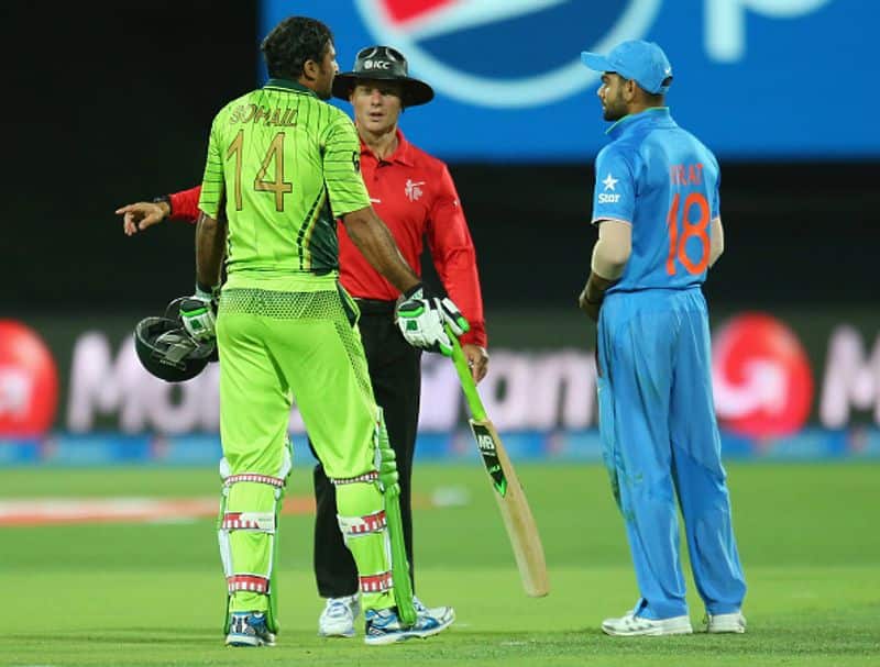 2015 में खेले गए विश्वकप मैच के दौरान पाकिस्तान के सोहैल खान के साथ भारतीय बल्लेबाज विराट कोहली की जमकर बहस हुई।