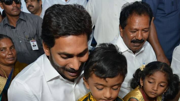 AP cm ys jagan practises writing with children on slates in guntur district AP cm ys jagan practises writing with children on slates in guntur district