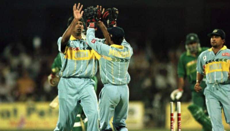 1996 के मुकाबले में पाकिस्तानी बल्लेबाज आमिर सुहैल को आउट करने के बाद विकेटकीपर नयन मोंगिया के साथ जश्न मनाते तेज गेंदबाज वेंकटेश प्रसाद। भारत और पाकिस्तान के बीच नौ मार्च, 1996  को विश्वकप का क्वार्टर फाइनल मुकाबला बैंगलौर में खेला गया था। यह मुकाबला सोहैल और प्रसाद के बीच हुई तीखी नोंकझोंक के लिए याद किया जाता है। भारत ने यह मैच 39 रन से जीता।