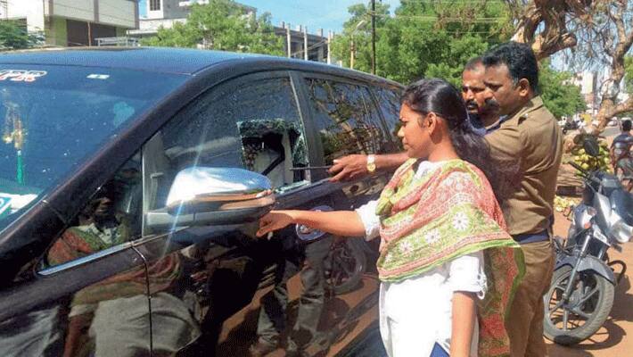 aiadmk Administrator..Rs.8 lakh robbery