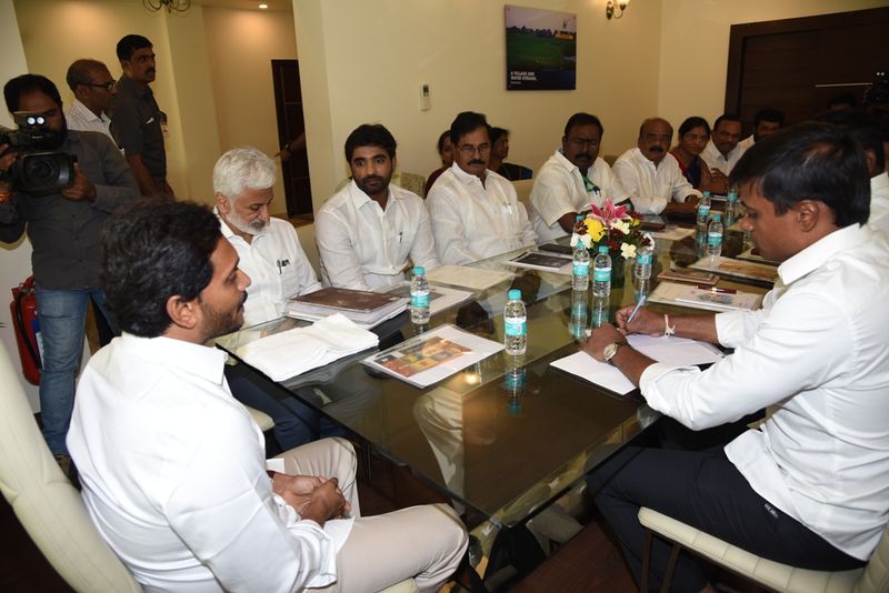 కుమారస్వామి భేటీ: పార్టీ ఎంపీలతో జగన్ (ఫొటోలు)