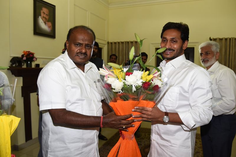 కుమారస్వామి భేటీ: పార్టీ ఎంపీలతో జగన్ (ఫొటోలు)