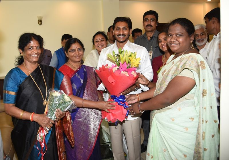 కుమారస్వామి భేటీ: పార్టీ ఎంపీలతో జగన్ (ఫొటోలు)