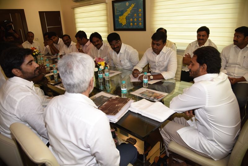 కుమారస్వామి భేటీ: పార్టీ ఎంపీలతో జగన్ (ఫొటోలు)