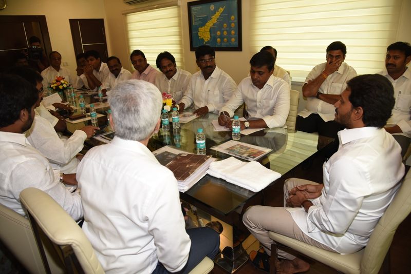 కుమారస్వామి భేటీ: పార్టీ ఎంపీలతో జగన్ (ఫొటోలు)