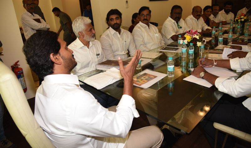 కుమారస్వామి భేటీ: పార్టీ ఎంపీలతో జగన్ (ఫొటోలు)