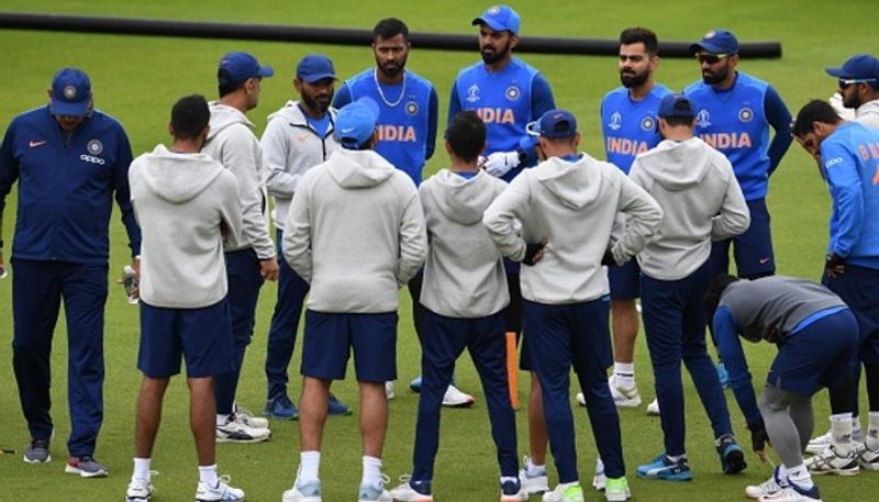 వరల్డ్ టెస్టు ఛాంపియన్షిప్, ఇంగ్లాండ్తో టెస్టు సిరీస్ ఆడేందుకు ఇంగ్లాండ్ టూర్కి వెళ్లిన టీమిండియా... మరో జట్టును శ్రీలంకతో టీ20, వన్డే సిరీస్ ఆడేందుకు పంపేందుకు సిద్ధమైంది. ఒకేసారి రెండు భిన్నమైన జట్లతో రెండు విభిన్నమైన సిరీస్లు ఆడించడం చూసి యావత్ క్రికెట్ ప్రపంచం షాక్ అవుతోంది...
