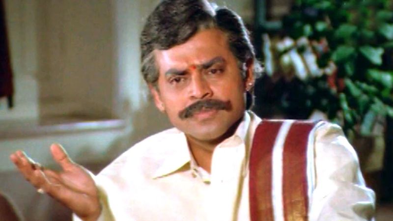 సూర్యవంశం : విక్టరీ వెంకటేష్ అటు కామెడీ, ఇటు సెంటిమెంట్ పండించడంలో దిట్ట. సూర్యవంశం చిత్రంలో వెంకీ తండ్రిగా, కొడుకుగా డ్యూయెల్ రోల్ లో నటించాడు. ఈ చిత్రం ఫ్యామిలీ ఆడియన్స్ కు బాగా చేరువైంది.