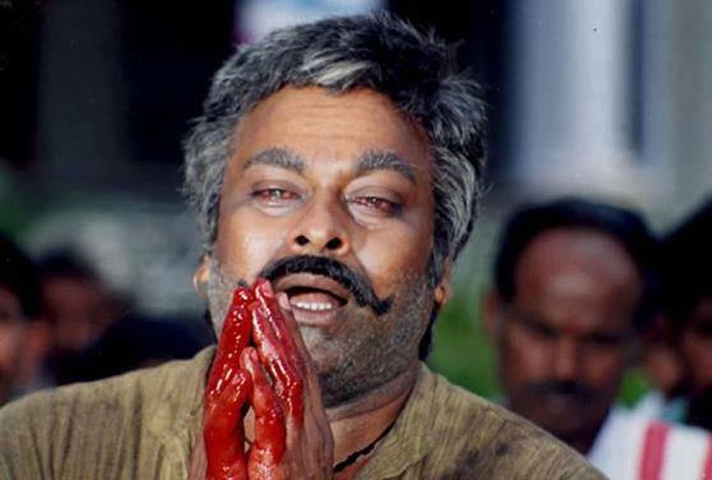 స్నేహం కోసం : మెగాస్టార్ చిరంజీవి స్నేహం కోసం చిత్రంలో డ్యూయెల్ రోల్ లో నటించాడు. ఈ చిత్రంలో చిరు తండ్రి పాత్రలో అద్భుతమైన ఎమోషన్ పండించారు.