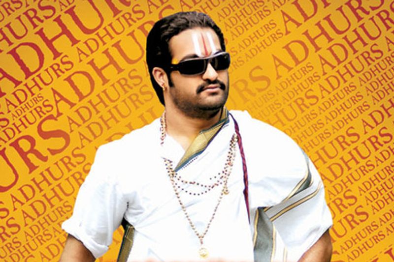 అదుర్స్ : ఎన్టీఆర్, వివి వినాయక్ కాంబినేషన్ లో వచ్చిన అదుర్స్ చిత్రం సూపర్ హిట్ గా నిలిచింది. ఈ చిత్రంలో ఎన్టీఆర్ డ్యూయెల్ రోల్ లో నటించాడు. చారి పాత్రలో ఎన్టీఆర్ నటన అద్భుతంగా ఉంటుంది.