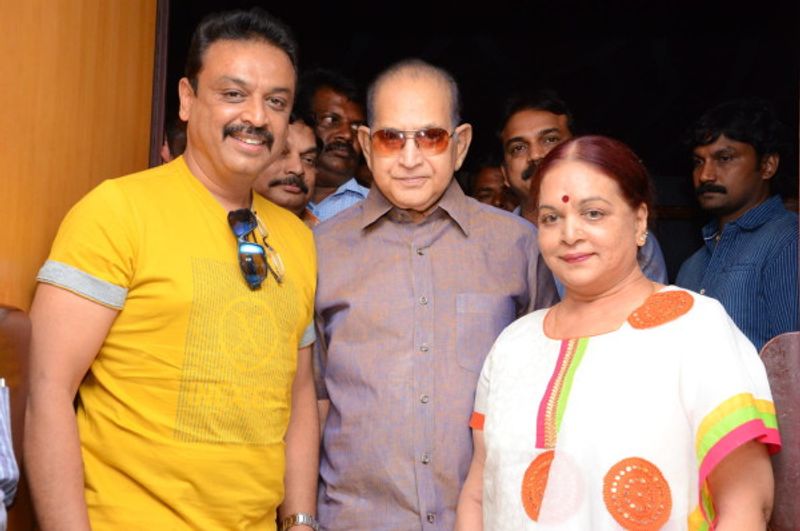 ప్రముఖ నటి, దర్శకురాలు విజయ నిర్మల కుమారుడు నరేష్ హీరోగా మారి ఎన్నో సినిమాలు తీశారు. ప్రస్తుతం క్యారెక్టర్ ఆర్టిస్ట్ గా ఎంతో బిజీగా గడుపుతున్నాడు.