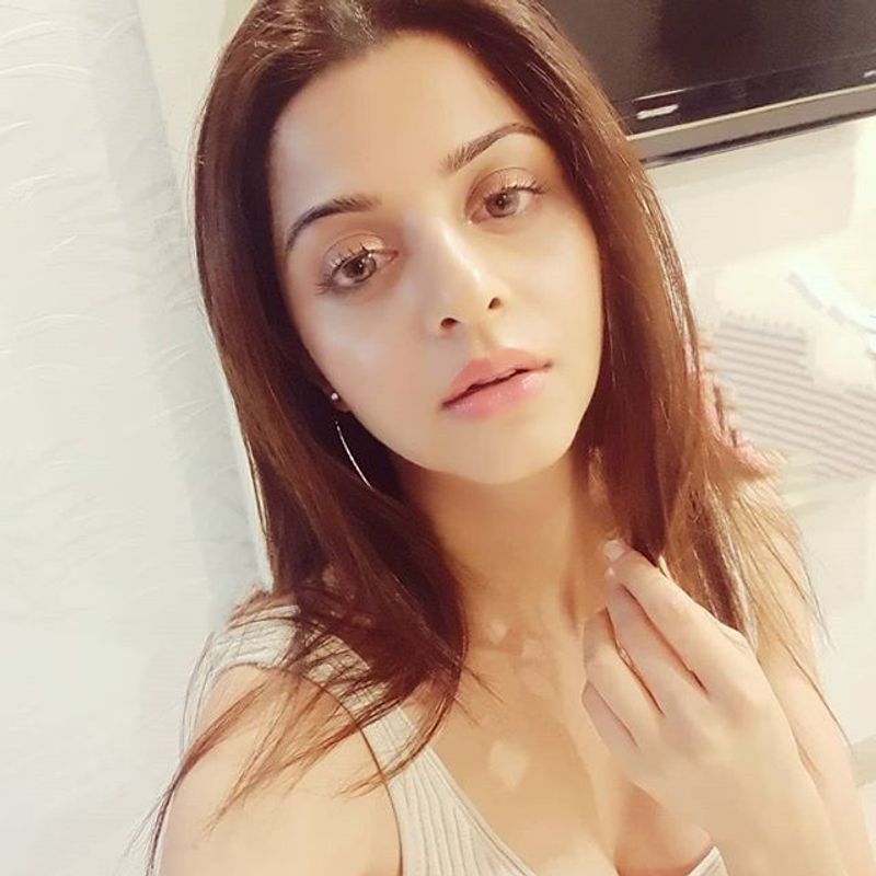 (Courtesy: Instagram)తన గ్లామర్ ఇంకా తగ్గలేదంటూ దర్శక నిర్మాతలని ఆకర్షించే ప్రయత్నం చేస్తోంది.