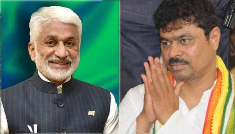 లోక్సభ సభ్యుల ప్రమాణ స్వీకార కార్యక్రమంలో సోమవారం ఆసక్తికర సన్నివేశం కనిపించింది. ప్రమాణ స్వీకార కార్యక్రమాన్ని వీక్షించడానికి వచ్చిన వైఎస్సార్ కాంగ్రెసు పార్టీ రాజ్యసభ సభ్యుడు విజయసాయిరెడ్డి, తెలుగుదేశం పార్టీ రాజ్యసభ సభ్యుడు సీఎం రమేశ్లు పక్కపక్కనే కూర్చొని సుదీర్ఘ మంతనాలు జరిపారు