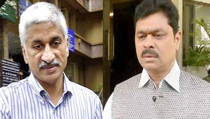 విజయసాయి, సిఎం రమేష్ మధ్య మంతనాలు అందరినీ ఆకర్షించాయి. మొదట వచ్చిన సీఎం రమేశ్ గ్యాలరీలో ముందువరుసలో కూర్చొని ఉన్నారు. ఆ తర్వాత విజయసాయిరెడ్డి వచ్చి ఆయన వెనుక వరుసలో కూర్చున్నారు. తొలుత ఇద్దరూ పరస్పరం కరచాలనం చేసుకున్నారు. కొద్దిసేపు ఎవరి సీట్లలో వారే కూర్చుండి పోయారు