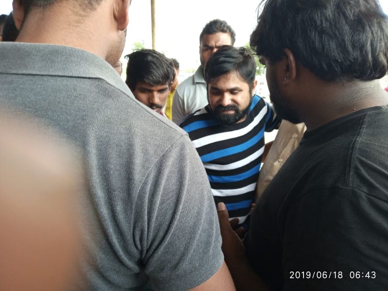 'జబర్దస్త్' కమెడియన్ చలాకి చంటికి త్రుటిలో రోడ్డు ప్రమాదం తప్పింది. కోదాడ హైవేపై వెళ్తుండగా.. కొమరబండ వద్ద ప్రమాదం చోటుచేసుకుంది.