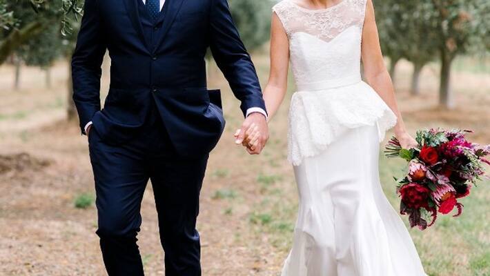 Woman plans a fake wedding for her best mate Woman plans a fake wedding for her best mate