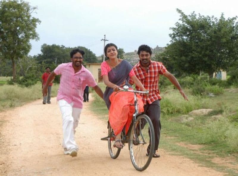 'లక్ష్మీ కళ్యాణం' సినిమా షూటింగ్ సమయంలో కళ్యాణ్ రామ్, దర్శకుడు తేజలతో కాజల్