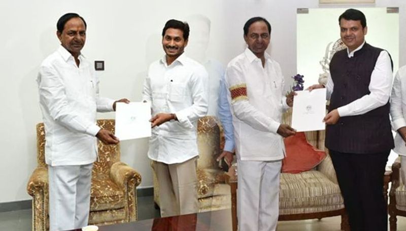 హైదరాబాద్: తమ ప్రభుత్వం అత్యంత ప్రతిష్టాత్మకంగా చేపట్టిన కాళేశ్వరం ప్రాజెక్టు ప్రారంభోత్సవానికి తెలంగాణ ముఖ్యమంత్రి కె. చంద్రశేఖర రావు పలువురు అతిథులను ఆహ్వానించారు. ఆంధ్రప్రదేశ్ ముఖ్యమంత్రి వైఎస్ జగన్మోహన్ రెడ్డిని, మహారాష్ట్ర ముఖ్యమంత్రి ఫడ్నవీస్ ను ఆయన ఆహ్వానించారు. అయితే, ప్రధాని నరేంద్ర మోడీని మాత్రం ఆహ్వానించలేదు.