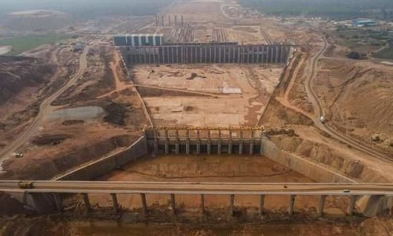 గోదావరి నదిపై కాళేశ్వరం ప్రాజెక్టు నిర్మాణం జరిగింది. గోదావరి జలాల్లో ఎగువన ఉన్న మహారాష్ట్రకు, దిగువన ఉన్న ఆంధ్రప్రదేశ్ రాష్ట్రానికి వాటాలు ఉన్నాయి. ఆ కారణంగా కేసీఆర్ ఈ ఇరు రాష్ట్రాల ముఖ్యమంత్రులను ఆహ్వానించారని అనుకోవచ్చు. అది ఒక రకంగా జల వివాదాలు ముదరకుండా ఉపయోగపుడుతుందని భావించవచ్చు. ఈ విషయంలో కేసీఆర్ తెలివిగానే వ్యవహరించారనే మాట వినిపిస్తోంది.