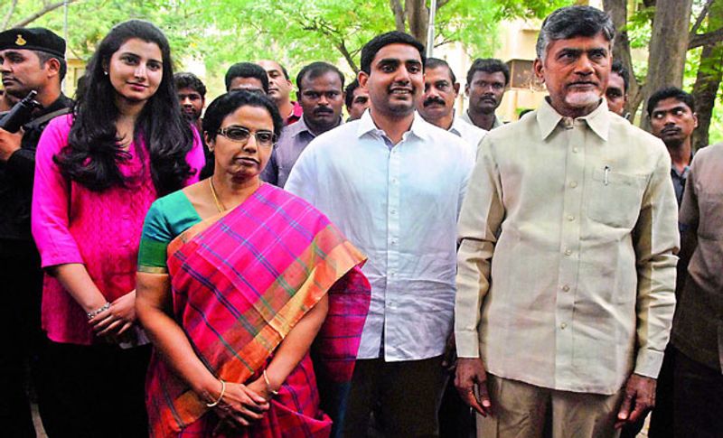 తెలుగుదేశం పార్టీ ఎమ్మెల్యేలు ఎక్కడ బీజేపీ ఆపరేషన్ ఆకర్ష్ కు లోనవుతారేమోనని చంద్రబాబు నాయుడు మదనపడుతున్నారట. ఫ్యామిలీతో యూరప్ ట్రిప్ వెళ్లినప్పటికీ మనసంతా ఏపీపైనే ఉందని గుసగుసలు వినిపిస్తున్నాయి.